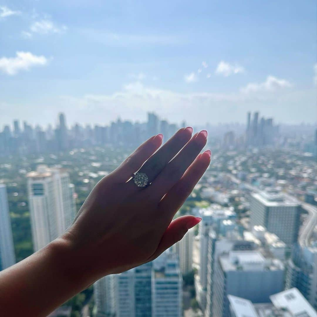 三浦マキさんのインスタグラム写真 - (三浦マキInstagram)「This is not mine, (Hopefully, someday IT WILL😂) But this brilliant gem instantly boosted my mood &motivation.  *I’m not engaged n haven’t got married!! Just borrowed this beautiful ring form a jeweler💎  すみません、私の物ではなくジュエラーの方の物をお借りして写真撮らせていただいただけです💍笑 マニラでマキ姉のPrivate viewing を隣から覗かせていただいた時に拝借したもの。  7 ct✨How beautiful and gorgeous..  左手の薬指にはめたのは、なぜかこの指だけサイズがピッタリだったからw 運命だわ♡  #diamonds  #ring #diamonds  #motivation」9月9日 18時10分 - makimiura__la