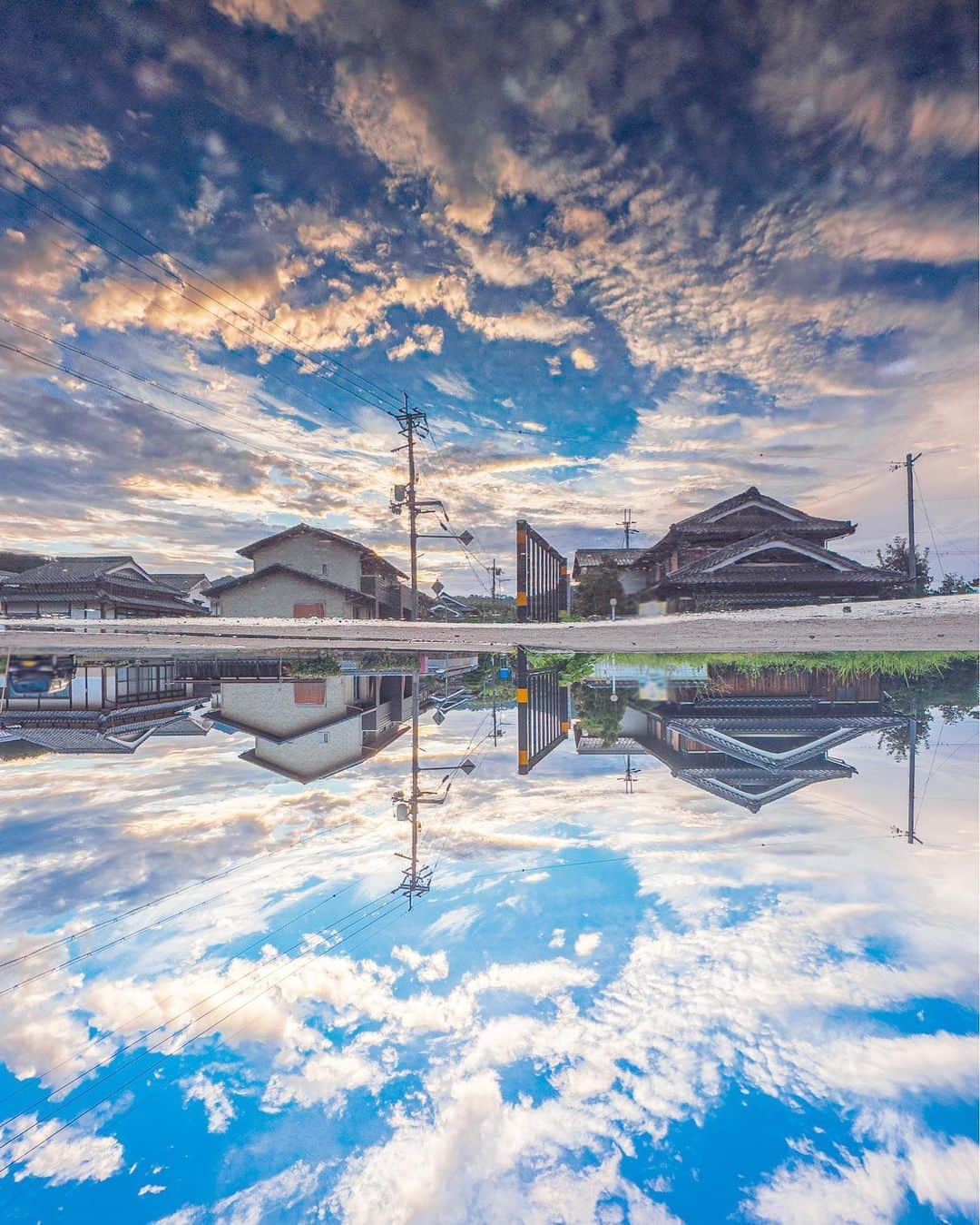 Shotaのインスタグラム：「反転世界 inverted world  上が水溜まりです。 Above is a pool of water.  写真集「何気ない日常をアニメチックに。」Amazon販売中です！ 気になってくださった方は、プロフィールのハイライトよりリンクをご確認いただければと思います！！  Photo book, "Animating the Uncommon Everyday." Now on sale at Amazon!  If you are interested, please check the link from the highlight in my profile!  #アニメチック  #japan #photography #photo #lightroom #blue #kf_gallery #raw_japan #japangem #photo_shorttrip  #photo_travelers  #japan_bestpic_  #japan_photogroup  #japantravelphoto  #lovers_nippon  #best_photo_japan  #photo_map  #5min_japan #look_japan  #tabispo #total_japan #thelifejapan #雲フェチクラブ」