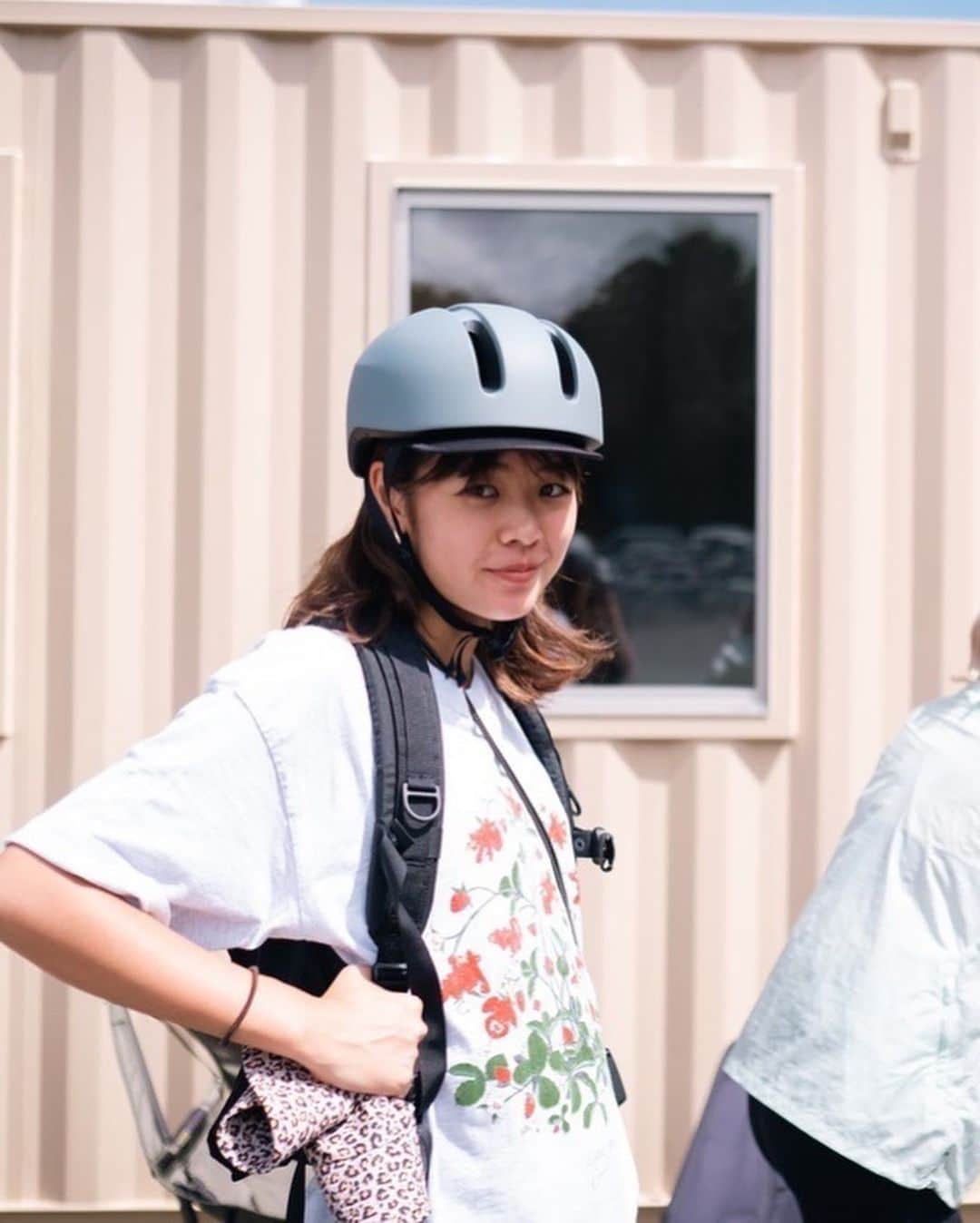 のインスタグラム：「2日目のアクティビティはEバイク🏍️ ガイドさんが富士山の歴史や土地のことを話しながらツアーしてくれてとっても良い時間を過ごせた！  山の中をバイクで走るのも爽快だったし、帰り道は自分達で！ってコンパス渡されて、探検隊気分で帰ったのも子ども時代に戻った気分で楽しかった🧭　  友達とも家族ともまた遊びにきたい⛰️」