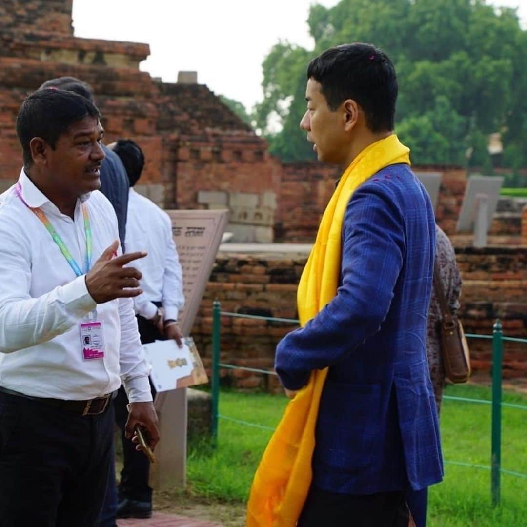 山本左近さんのインスタグラム写真 - (山本左近Instagram)「G20文化大臣会合　最終日🇮🇳  本日は文化プログラムとして、 早朝6時からサールナートを案内して頂きました。  サールナートは、 バラナシ郊外にある仏教の聖地の一つで、 ブッダガヤで悟りを開いたブッダが 初めて説法をした地として知られている場所。  世界遺産にも登録されています。  広い庭園には僧侶が瞑想するためのスペース、 浄めのための洗い場、アショカ王の石柱や、 約42mの巨大な仏塔 「ダメーク・ストゥーパ」などがあり 説明して頂きました。  なおここはイスラムの侵攻によって 破壊されてしまった歴史もありますが、 現存する文化財を守っています。  また博物館には、入った中央に獅子柱像があり、 左手が仏教、右手がヒンドゥー教の展示に。  獅子柱像は インドのどのお札にも印刷されていることからも、 大変重要な世界遺産であることが分かります。  視察後はホテルに戻り空港へ。  関係者はだいたい同じ飛行機でニューデリーまで戻るので、 空港でも再会。  話せていなかった国々の方含めて、 帰る間際までコミュニケーションを取りました。  どこの国と話しても日本の文化への取り組みや、 教育カリキュラムなどへの関心がとても高いですね。  お互いに再会できる機会を約束し、 それぞれの国へ帰っていきました。  #インド #文化大臣会合 #文化大臣政務官 #山本左近 #g20 #dhamekhstupa #india #ダメークストゥーパ」9月9日 18時04分 - sakon_yamamoto