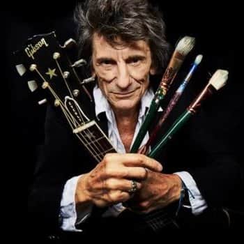 ロン・ウッドのインスタグラム：「⏰🎨🖼️ Last chance for personalisation on Ronnie Wood's 'Blacksmiths' print! Receive your print hand signed and personally dedicated by Ronnie to you, on orders placed before 12pm BST on Sunday 10th September.  Find out more from the link in the bio↗️」
