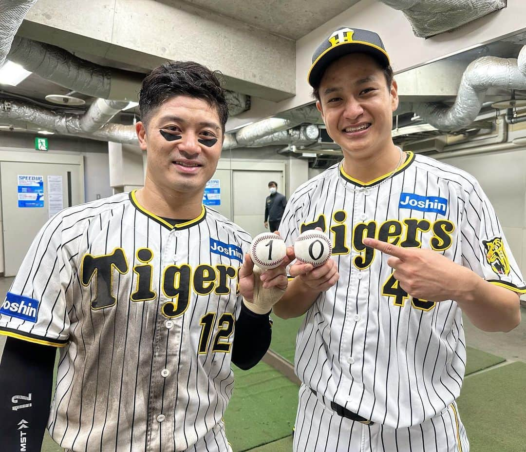 阪神タイガースさんのインスタグラム写真 - (阪神タイガースInstagram)「10勝目をあげた大竹選手・坂本選手バッテリー！ #大竹耕太郎 選手 #坂本誠志郎 選手 #10勝目  #ナイスバッテリー✨  #阪神タイガース #JERAセリーグ #ARE」9月9日 18時06分 - hanshintigers_official