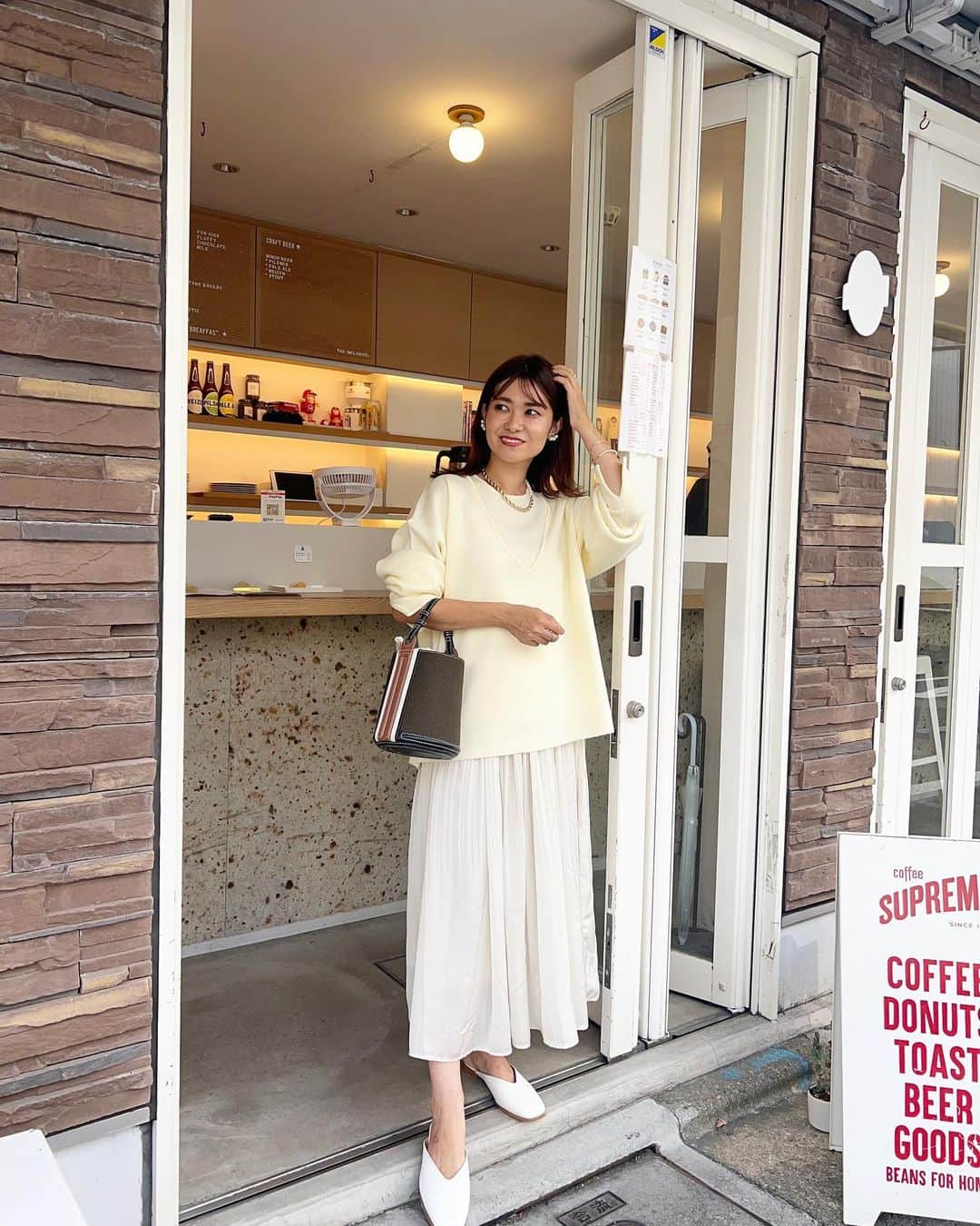 吉田奈央のインスタグラム：「ニットの季節やってきた🌾  淡いイエロー久しぶりに着たよ💛 どうですか…少しは優しい印象になれてる？😂😂  @bonjoursagan のなんだけど、 ゆるっと感が可愛すぎました❤︎  ニットタンクも一緒についてるから ぬけ感もでる上に単品使いができるのが嬉しい😍  あざとくはない、さりげない大人の肌みせこれは好きです！  #bonjoursagan#bs_style#ボンサガ#ニットコーデ#大人可愛いコーデ#30代ママコーデ」