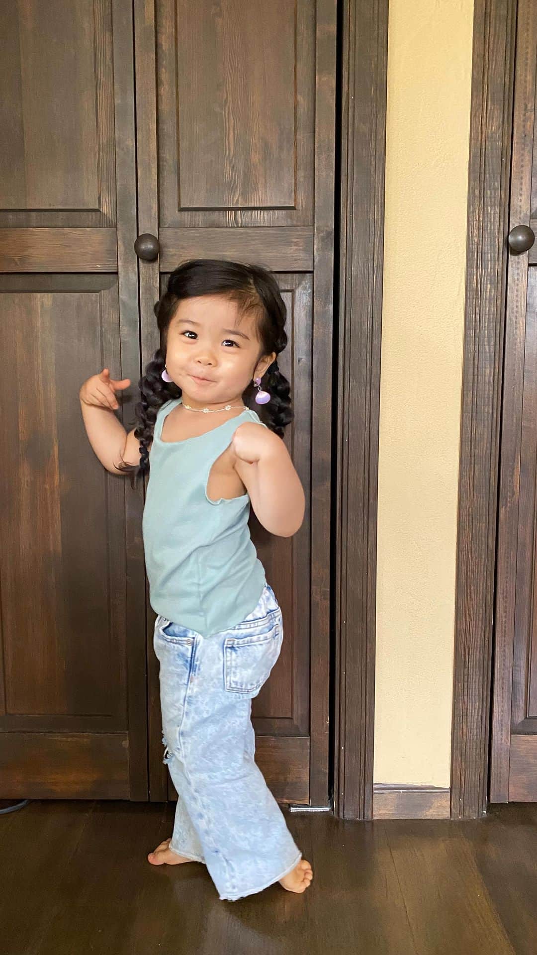のインスタグラム：「ママはコンビニ大好きだよ〜♪ バラされた😄  8月を振り返ってます🤍」