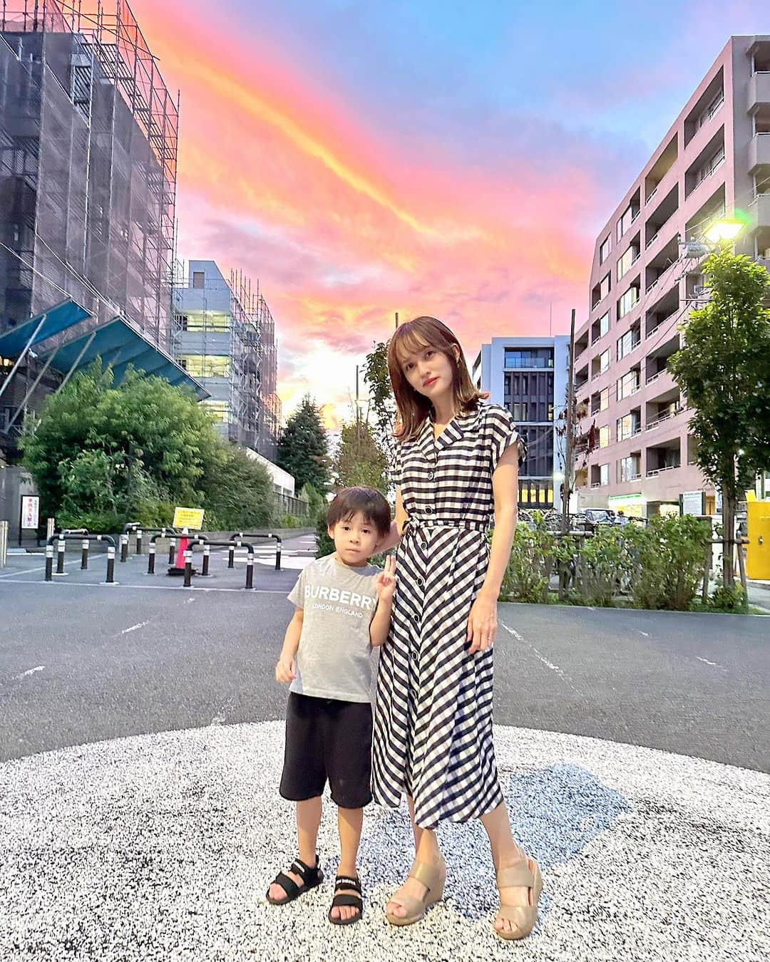 奥山絵里奈のインスタグラム：「最近夕方の空の色が綺麗な日が多い🧡  #マイエレメント 観に行ったんだけど 面白かった🔥💧  この日のワンピースは @goinluck.jp の！  ラインが綺麗で大人っぽくて レトロな感じが良かった😌💓  ┈┈┈┈┈┈┈┈┈┈┈┈┈┈┈┈┈┈┈┈┈┈┈┈┈┈┈┈┈┈  🌟　@goinluck のクーポンコード（20% off）  『erina』 　９月２１日まで！  🚚発送・返品・交換は全部無料！  ┈┈┈┈┈┈┈┈┈┈┈┈┈┈┈┈┈┈┈┈┈┈┈┈┈┈┈┈┈┈  #映画鑑賞 #ママコーデプチプラ #映画デート #ワンピースコーデ #エイチアンドエム #エイチアンドエムキッズ #エレガントコーデ #バーバリーコーデ #burberrytshirt #160cmコーデ #幼稚園ママ#えいちあんどえむ」