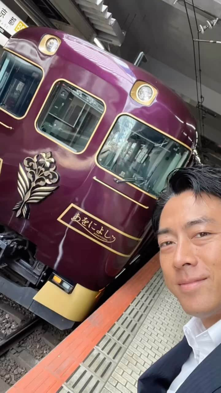 小泉進次郎のインスタグラム：「最近は週末の日帰り出張が多いですが、今日は奈良県に。  最初に、安倍元総理の慰霊・顕彰碑をお参りし、献花をさせて頂いてから橿原市に移動しました。到着した講演会場はすぐ近くに神武天皇陵と橿原神宮があり、改めて奈良県にしかない魅力を肌で感じる機会にもなりました。  橿原市は国会対策委員会でも仕事仲間の田野瀬太道衆議院議員の地元。今日は以前から依頼されていた田野瀬議員の後援会総会での講演でした。講演内容としては、ガソリン価格や食料品価格の高騰対策などの経済対策、中国による日本産海産物の禁輸措置と国内の地産地消の強化について、カーボンニュートラルについてなど、幅広くお話しさせて頂きました。  温かい雰囲気で迎えてくださった橿原市をはじめとする奈良のみなさん、ありがとうございました。  #奈良県  #故安倍晋三元総理大臣  #三笠霊苑  #神武天皇  #橿原神宮  #近鉄特急あをによし  #田野瀬太道  #講演  #小泉進次郎」