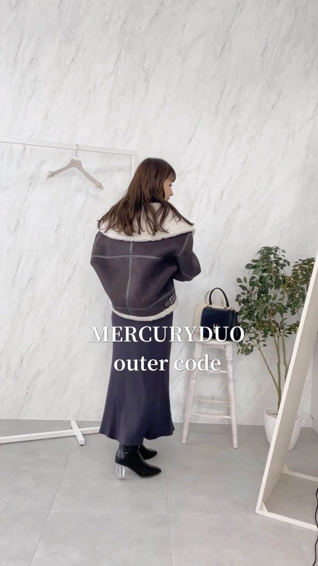 MERCURYDUOのインスタグラム：「ランチャン祭り開催中🔥ポイント20倍＆送料無料キャンペーン中‼️ . . 年に数回のビックイベントランチャン祭り❤️ みなさま今年のマーキュリーの秋冬アイテムのらチェックは お済みですか？🥺❤️ 中でも私のイチオシコーデを 着てみたのでぜひチェックを💞 .  . また、フォロワーさん限定クーポン【MS_04303】 利用で更に１０％オフになりますので @mercuryduo_kaho  プロフィールリンクからぜひお買い物をお楽しみください🥰 . . .  .  . 𓂃𓂃𓂃𓂃𓂃𓂃𓂃𓂃𓂃𓂃 #マーキュリーデュオ #mercuryduo #大人フェミニン　#あざと可愛い #デートコーデ　#モノトーン　#30代　#骨格ナチュラル　#ママコーデ　#低身長女子　#冬コート #アウター　#大人カジュアル#カジュアルコーデ#スタッフコーデ　#ファーコート #低身長ファッション　#小柄女子　#おちびコーデ#ムートンコート前髪なし　#オン眉　#巻き髪　#着回しリール」