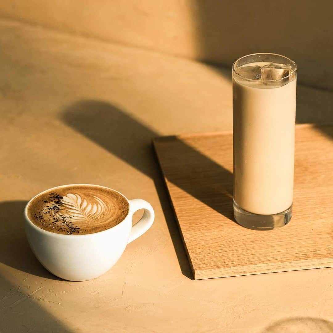 Blue Bottle Coffeeのインスタグラム：「You’ve been waiting all year for this…our Black Cardamom Latte and Spiced NOLA are now available in all U.S. cafes. Whether you enjoy them hot or iced, they’re bringing the fall spice and aromas that make the season extra cozy.」