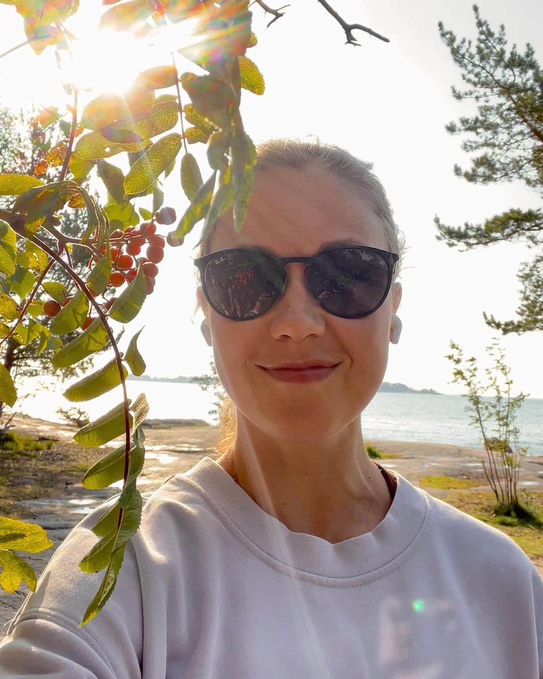 ラウラ・レピストのインスタグラム：「4kk laskettuun aikaan, ja mindsettinä sellanen lempeä pienten hyvien valintojen syksy.🍃🍁 Who’s in?👋🏼   Mä ajattelin pitää alitajunnassa ainakin nää, joista voi sopivasti valita sit tilanteen mukaan:  🍃Passiivisen työn vastapainoksi keholle päivittäistä liikettä: kiertoreittejä kävellen, lyhyitä lihaskuntotreenejä kehoa ja voimavaroja kuunnellen, vetreän olon ylläpitämistä. Tää tekee mulla mielelle eniten ihmeitä! 🍃Luontoa useamman kerran viikossa 🍃Treffejä ystävien kanssa (näitä pal-jon☝🏼😁) 🍃Powernappien salliminen jos tarve (miks se onkin niin vaikeaa..?🤔) 🍃Äitiysfysioterapeutin apu kultaakin kalliimpaa 🍃Raskausajan joogatunnit (tänään oli eka!🫶🏼) 🍃Hello again säntillinen rautakuuri😅 🍃Hieronnassa käyminen   Nää riittää, ettei mee suorittamiseks.😁  #hyvinvointi #pienetvalinnat #syksy」