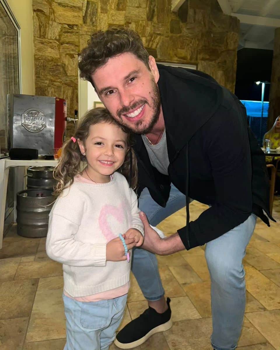 ブルーノ・レゼンデのインスタグラム：「Dia dessa menina que chegou pra iluminar e trazer amor pra todos!!!  Carinhosa e de personalidade forte!!!Deus te abençoe sempre e te dê muita saúde e felicidades!!! Dindo te ama ❤️」