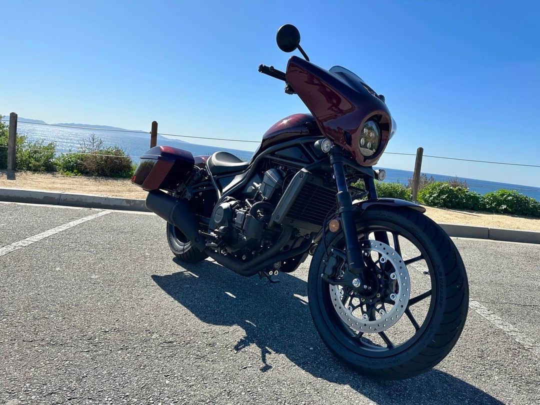 Honda Powersports USさんのインスタグラム写真 - (Honda Powersports USInstagram)「Coastal views and a breezy afternoon cruise... just a few things made more enjoyable with the Rebel 1100T DCT. ☀️🤘 #Bagger #BetterOnAHonda #HondaRebel」8月17日 2時00分 - honda_powersports_us