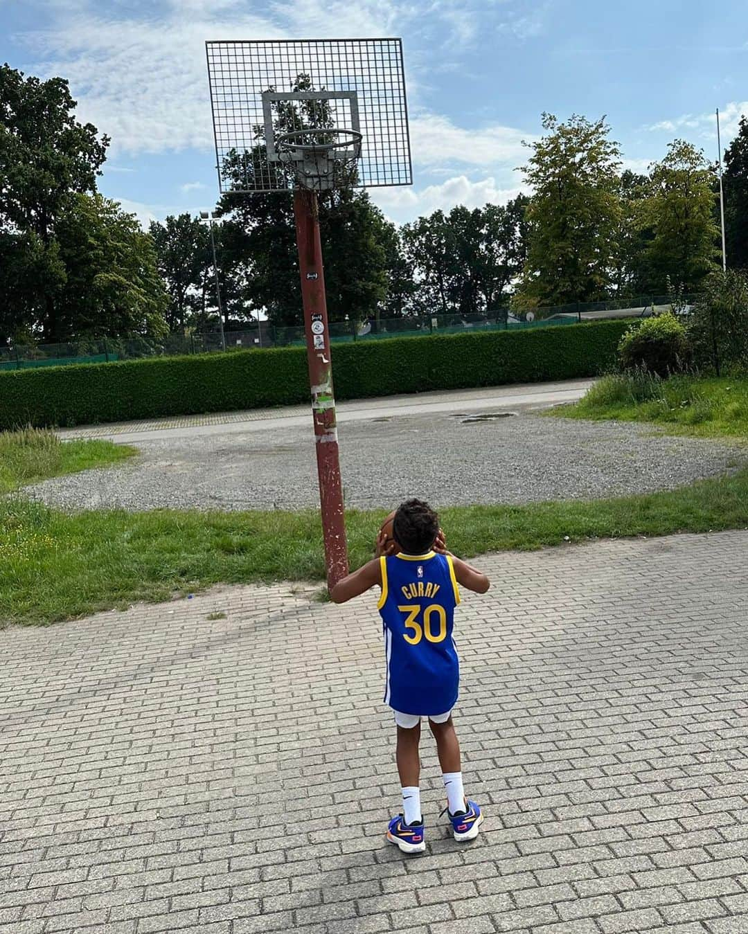 ジェローム・ボアテングのインスタグラム：「Practicing some alley-oops with my son ❤️🏀」