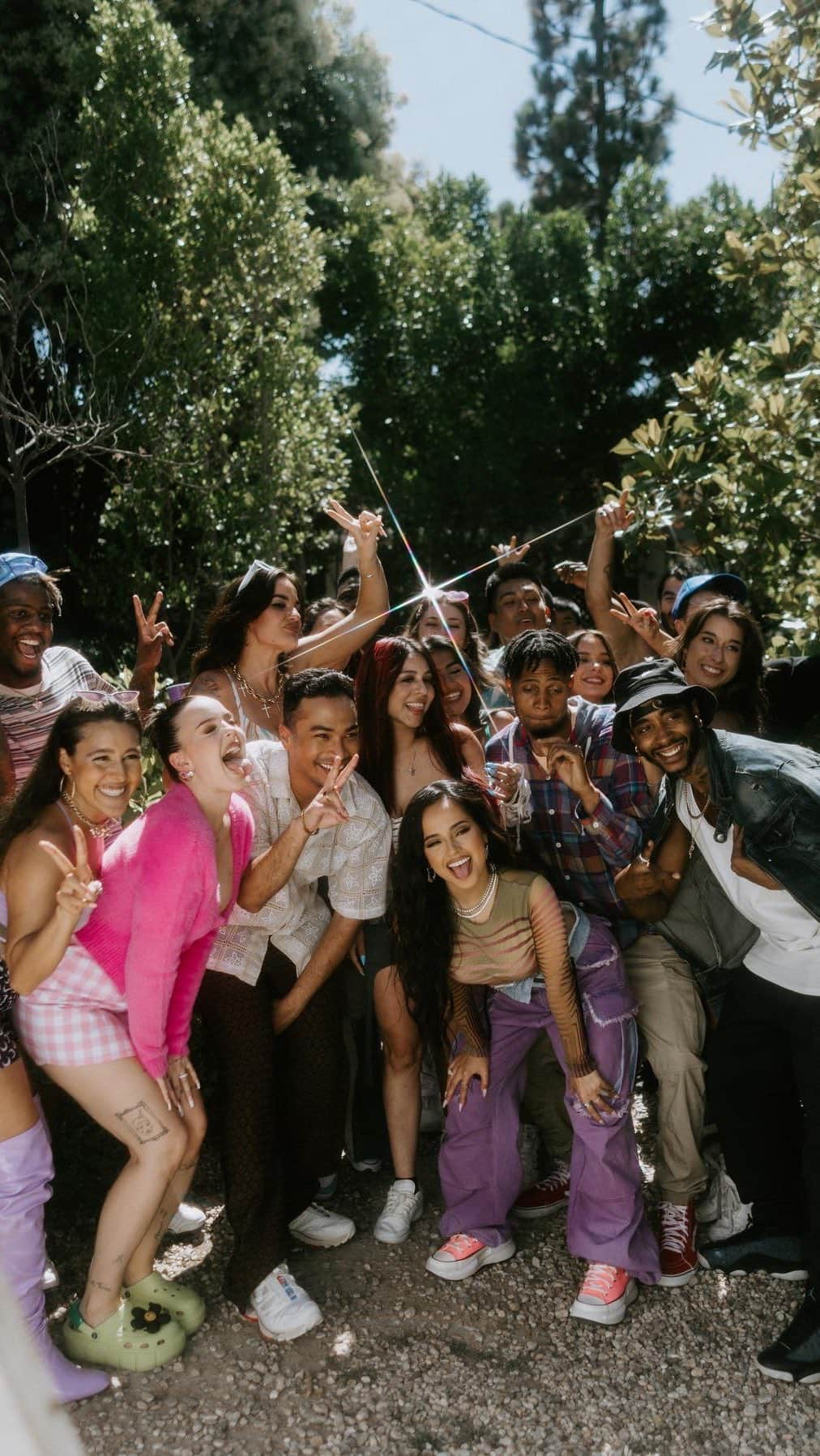 ベッキーGのインスタグラム：「Our new video for “Coming Your Way” is out now!!!! @michaelbrun @annemarie @iambeckyg 🏎️🏎️  Credits 🚨 Director: Andrea Saavedra (@producedbydre)  Production Company: Moonlight Cinema (@amoonlightcinema)  Executive Producer: Andrea Saavedra Executive Producers: Kelo Thompson (@kelo_of_dopeness ), Lyric Thompson  Producer: Kelo (@kelo_of_dopeness)   Video Commissioners: Targa Sahyoun, Colin Wyatt   DP: Taylor Randall (@tjr_randall)  Gaffer: Mike Williamson (@mikewillamsoncinema)  Key Grip: Jake Condon  Production Designer: Jevon Dismuke (@ninjalord76)  Steadicam: Emaad Elhardouzi (@emaadelhardouzi)  Production Supervisor: Nataly Arroyo (@natalyarroyo1111)  Production Manager: Anissa Folley (@anissalovesyou)  Key Glam: Elizabeth Arroyo (@mizzlizzybee)  Playback: KAIDONTRAP (@kaidontrap)  Editor: Nick Alvarez (@nocre8ivity)    Michaël Brun Creative: Joe Mortimer Michaël Brun Stylist: Marquise Miller Michaël Brun Glam: Christina Guerra   Becky G Stylist: Morgan Pinney Becky G Stylist Assistant : Kate Li & Brooke Figler   Choreographer: Melissa "Mocha" McKenzie (@omgitsmocha @strutdontstress) Casting Director: Millticket Casting (@millticketceo)  VFX: Chroma FX    Dancers:  @alyssa.alves_ @ariellyndsey @biancalemuss  @statueofliberati @iamjay1anoff1cer @fernandoollano @edenshimon  @frenchiebabyy @soybigdaddy1  @bashjohnson @kailanifountaine @nathan_quiroz @scooter2myankle @scooter2myankle @brianna_iguana @belenmartinezdance @lyndonfacey @federicarizzo_it @energizerbunny87 @b_wong98.」