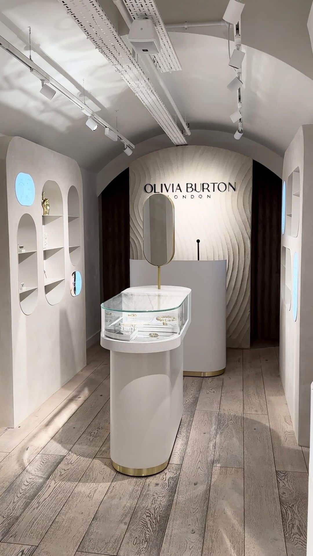 Olivia Burtonのインスタグラム：「The #OliviaBurtonLondon flagship store has got a new look and we can’t get enough of it.  Get a sneak peek at the latest collections, exclusive styles, and don’t forget to capture your special moment in the Olivia Burton photo booth.  Plus, from Thursday you will get a free goodie bag with a minimum spend of £75. *Whilst stocks last  #OliviaBurton #CoventGarden」