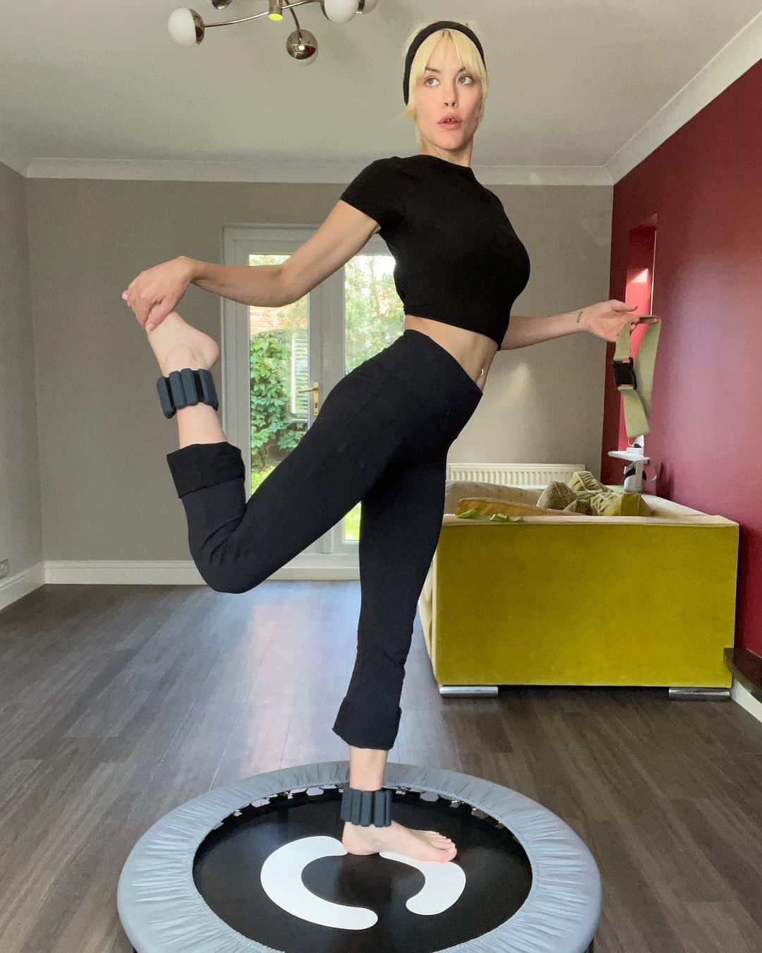Ashley Smithさんのインスタグラム写真 - (Ashley SmithInstagram)「Don’t mind me being a work out cutie while pretending these ankle weights are actually house arrest monitors and I’m some alternate version of Anna Delvey」8月17日 2時02分 - therealashsmith