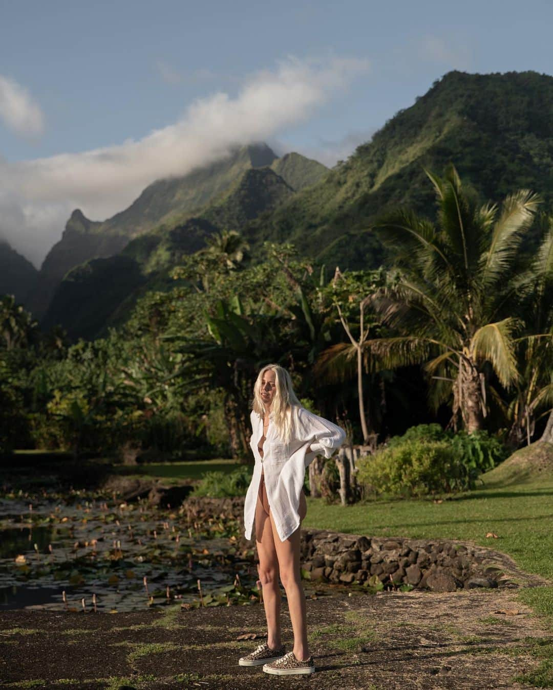 ローラ・エンバーのインスタグラム：「The beauty & power of Tahiti taking our breathe away daily 🥹 Thank you for having us :) exploring shoes on @cariuma 🫶  Photos @be_ryder 🖤」