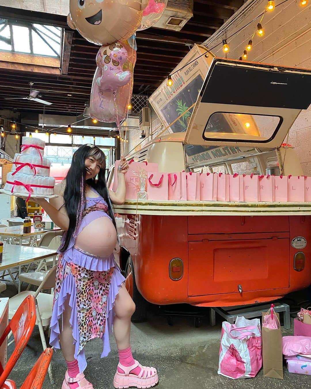 Mei Kawajiriのインスタグラム：「Mei’s Baby shower🚿🍓🤍🌮 (just let u know , I thought baby shower is taking shower 🚿 with baby🤣 )  I felt loved by my sweet friends and also realized the time will come soon🥰😍😇 I feel Baby is so happy already🍒💕 Thank you for coming to the dinner also Big thanks to @tacombi such  delicious 🌮 tacos for us❤️ and also special thanks to @avarosebd @becosss @mmmlw to make this happen🍓💜✨🎂🩷❣️ / Photog by @nextsubject 📸」