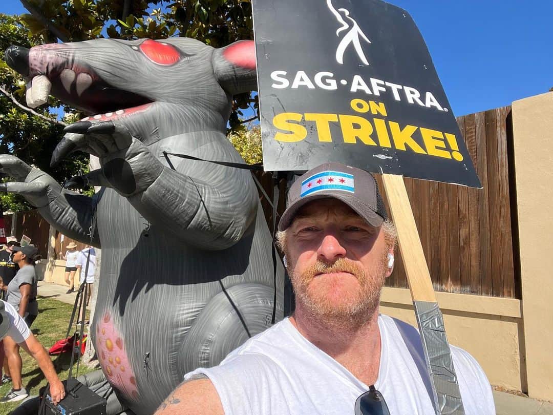 マック・ブラントのインスタグラム：「Scabby has shown up to show we’re on the right side」