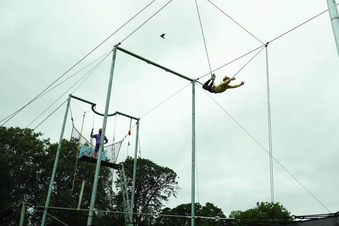 エミリア・クラークのインスタグラム：「When on strike? Trapeze.  From a back flip to a face plant, its the journey that counts 😂😇  #yocirquedusoleilwheredoisign #fyithatsgamefacenotfearformyface」