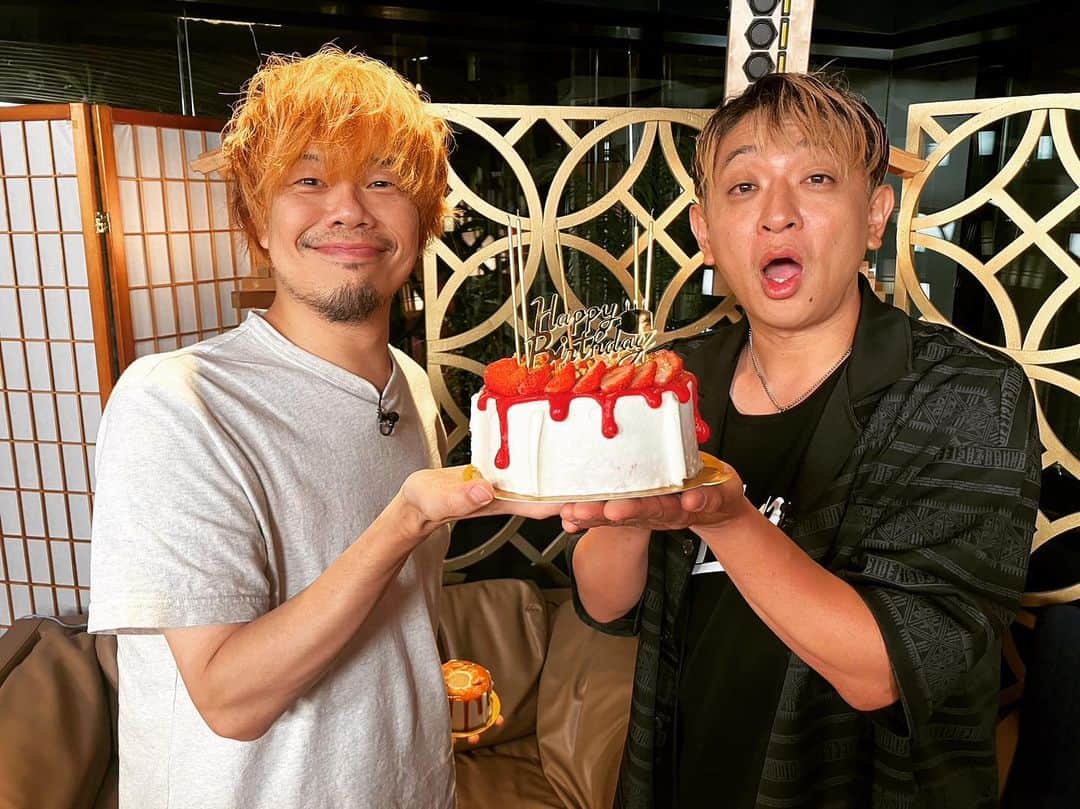 こーいちのインスタグラム：「誕フィートおめでとう。  #あんなに互いの誕生日の時にはプレゼント交換してたのに最近してないのは #俺がアニマル系のパンツばっかりあげるからかな」