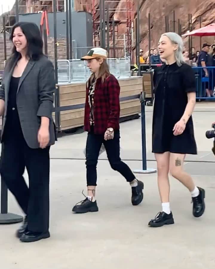 ハーレー・ヴィエラ・ニュートンのインスタグラム：「Gorgeous #phoebebridgers in our black Marie dress playing Red Rocks with #boygenius」