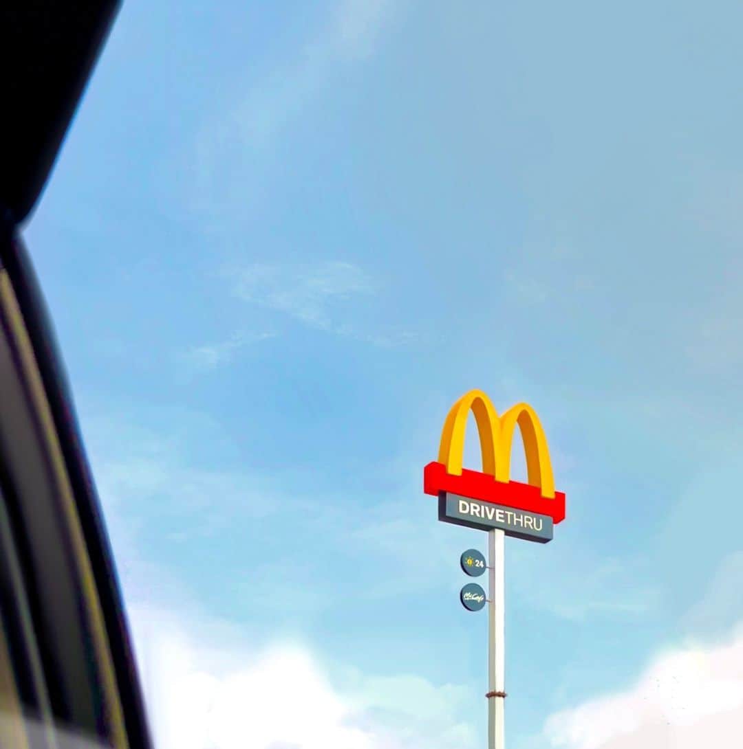 McDonald's Philippinesのインスタグラム：「If you’re looking for a sign, eto na yon. 👀 With over 400 Drive-Thru stores, mapapa-McDo ka talaga!」