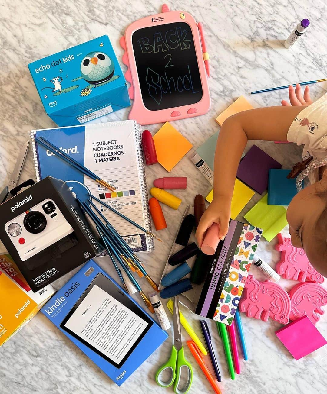 シェイ・ミッチェルのインスタグラム：「@amazon for the win. Found everything on Atlas’ back to school shopping list in one place AND didn’t have to leave the house 🥳#ad #founditonamazon #backtoschool #amazonfinds」