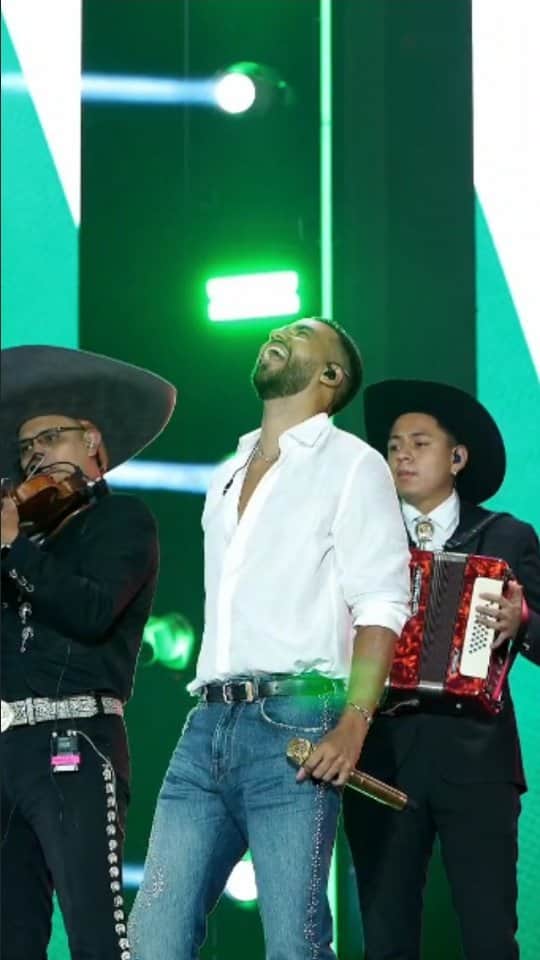ロメオ・サントスのインスタグラム：「1/2 en ciudad de México 🇲🇽   45 mil Romeistas presente 🙏❤️」