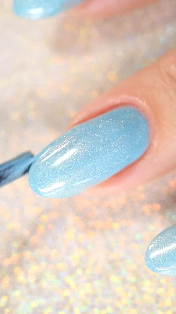 Sveta Sandersのインスタグラム：「«Frosting» от @tipsnailpolish 🩵 Как же он искристо переливается шиммером😍」