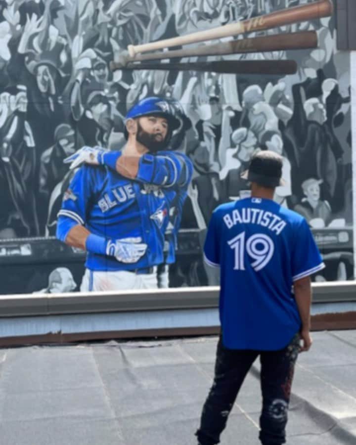 ホセ・バティスタのインスタグラム：「Do a Bat Flip! . “Fellow Canadians, it is with the utmost pride and sincerity, That I present this recording, as a living testament and recollection, of history in the making, during our generation.” … Allow me to reintroduce myself..  My name is SUM 🙌 . . Its been an absolute honour, and a privilege, to be entrusted with the task of recreated a moment in Canadian history. A moment that lives in the hearts and minds of people of this country. A moment that regardless of race, religion, sexuality, gender, politics, or ideology, ultimately unified us all in a epic celebration of triumph.   There is nothing trivial about this moment. It should be held in highest regard, and serve as so much more then just an epic win. It should serve as reminder, that if we can come together to celebrate something like this as one, then we can better learn to appreciate the beautiful things about this existence, and take enjoyment in sharing them with each other.   To recreate this moment for one of the most iconic organizations in Canadian history the Toronto @bluejays by highlighting the astounding career of a legendary athlete 🙌@joeybats19 , will be one of the greatest joys of my life.   I’m humbled and in awe of the amazing people I’ve met through this project. I had to do my best for my city, just as any one of us would have expected anyone to do..   I hope anyone reading this has a beautiful day,🫶 and knows that regardless of anything that is goin on in their life. I love you and respect you. Let’s keep pumping love into our city! 🦾 Nothing negative can come from choosing to spread love ✌️   @bluejays @joeybats19  #bluejays#josebautista#josebautistamural#thebatflip #batflip#mlb#jays#joeybats#mural#toronto#torontograffiti#sumartist#viral#trending#spadina#canada#toronto#graffiti#graflife#muralseverywhere#picoftheday#artistsoninstagram」