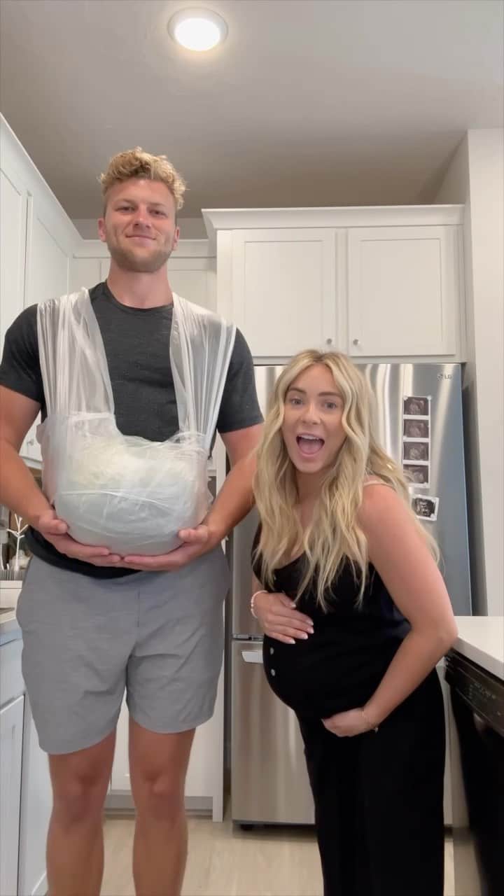 ミカイラ・スキナーのインスタグラム：「Turns out pregnancy is kinda hard 😅 We have 5 more minutes of this haha so let us know if you want to see the full thing #pregnancy #challenge #funny #family」