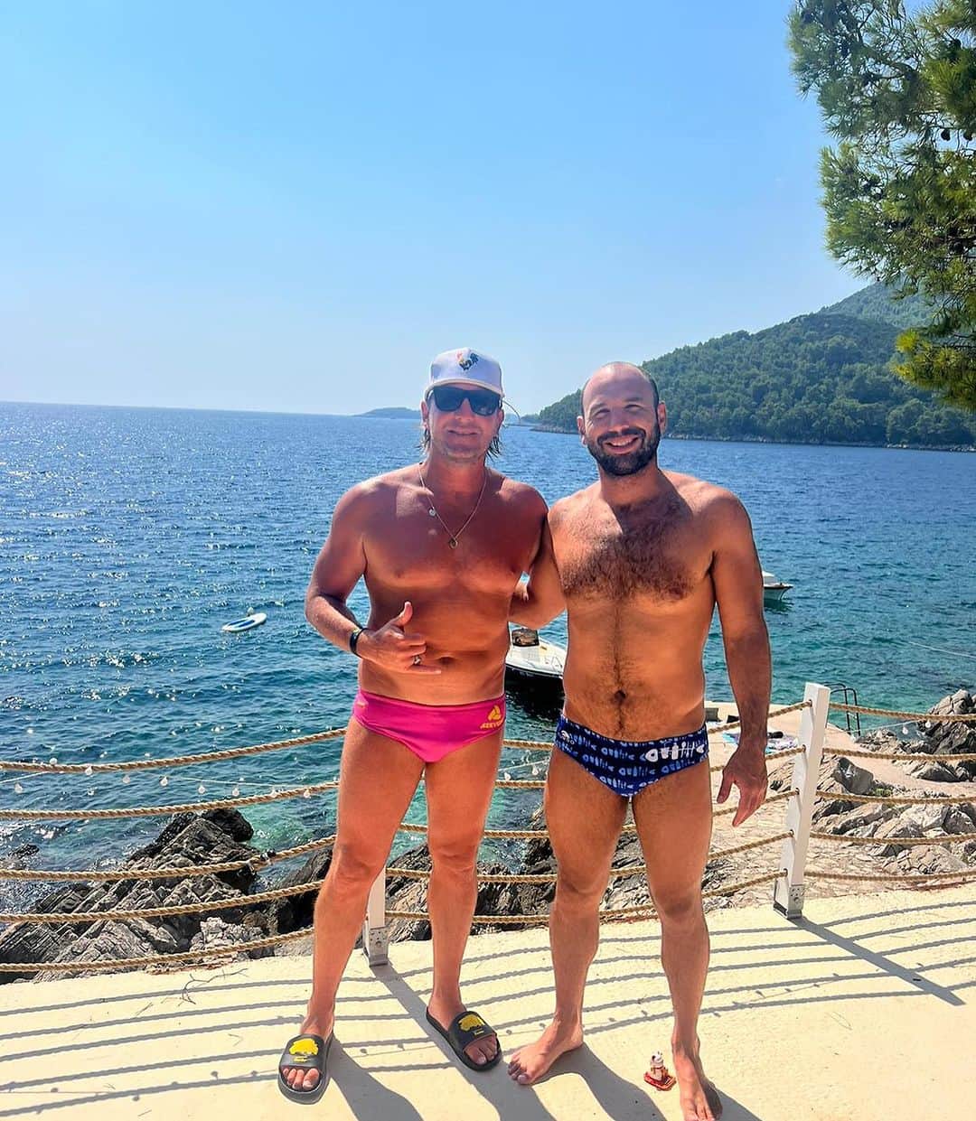 トニー・アゼベドさんのインスタグラム写真 - (トニー・アゼベドInstagram)「Is it the sandals and hat? Who is taller?  Amazing day hanging with the GOAT and his family.」8月17日 3時03分 - tonyazevedo8