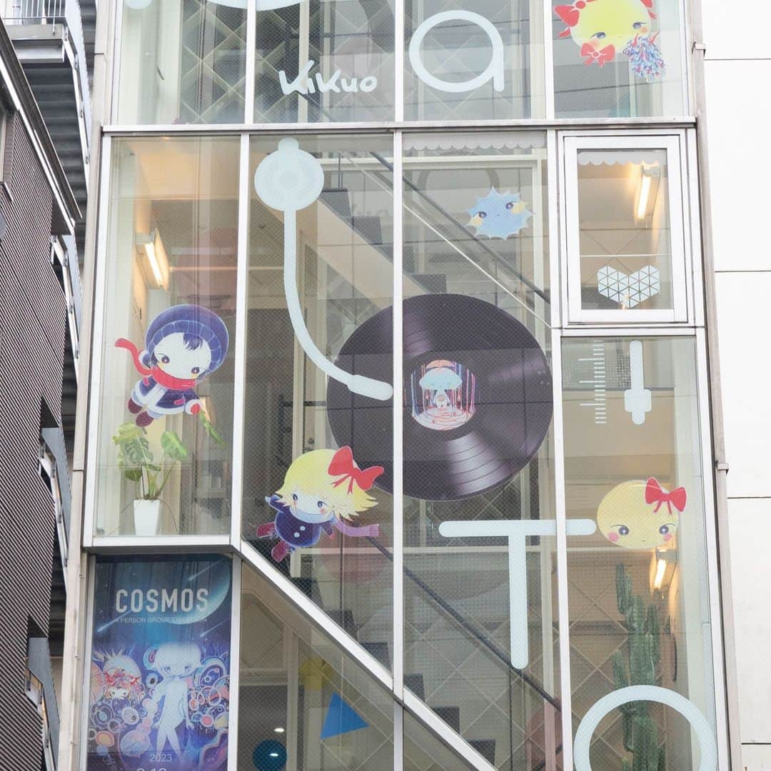 きくおのインスタグラム：「8/16～8/28銀座にて、黄菊しーく×きくおコラボ展開催！！ 「きくお関連のたくさんの描き下ろし絵画・新作グッズをメインとした、黄菊しーくさんの華やかな展示」です！！  ギャラリー主導ならではの超おしゃグッズの数々！通販予定あり！撮影スポットあり！ぜひぜひどうぞー！！ https://www.palpito.co.jp/cosmos  8/16-8/28 Collaboration exhibition of si_ku.k and Kikuo at Ginza, Tokyo Japan! This is an art exhibition by si_ku.k, featuring many new paintings and new goods related to Kikuo-related works!  A variety of high quality goods under the supervision of art gallery production! Online store is available to purchase goods. The site is said to open at a later date! https://www.palpito.co.jp/cosmos」