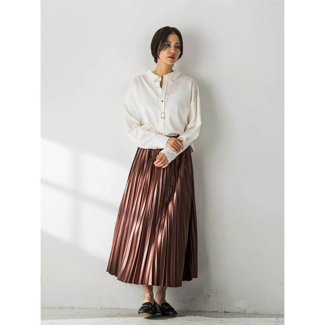 LAUTREAMONTさんのインスタグラム写真 - (LAUTREAMONTInstagram)「.  【 LAUTREAMONT 2023 AUTUMN COLLECTION 】 ___________________  軽くて柔らかいバッグサテン素材に、ロートレアモンオリジナルのチェック柄を投影させた、キーホールネックブラウスと、二回に分けて違うプリーツを加工したスカート。  レザースカートも展開しており、微光沢で表情感があり、キレイなドレープが特徴。高級感のある上品なサテンに、特殊なチンツ加工を施すことでレザーのような使いやすい光沢感をもたせています。  .  ・3113-35208 ✔︎ 【LOVEFESTA】チェック柄バックサテンブラウス　¥17,600 (taxin)  ・3111-35116 ✔︎ 【LOVEFESTA】プリント×レザープリーツスカート　¥ 23,100 (taxin)  ___________________ #LAUTREAMONT #LAUTREAMONT2023AW #2023aw  #autumncollection  #ロートレアモン #LOVEFESTA」8月16日 18時19分 - lautreamont_insta