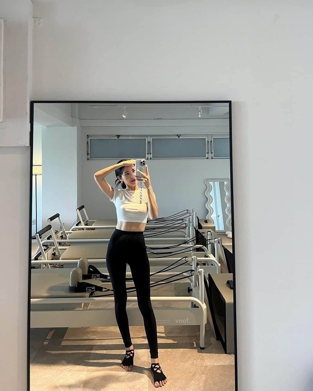 のインスタグラム：「pilatesまた久しぶりになってしまった、、、🫠 夏って体がだるくなりがちでしばらく運動する気になれなかったんだけど、やっぱり体動かしたらちょーーー気持ちよかった🥹あー心身ともにチャージされた💞 初めての韓国式、いつも受けてるピラティスと全然違った！でも頭の中で"あ、これはいつもやってるこのワークね"って繋がったりして😆音楽もかかってるし、エンタメ要素があって楽しかった🫶🩷 そしてスタジオが可愛すぎた🛋️」