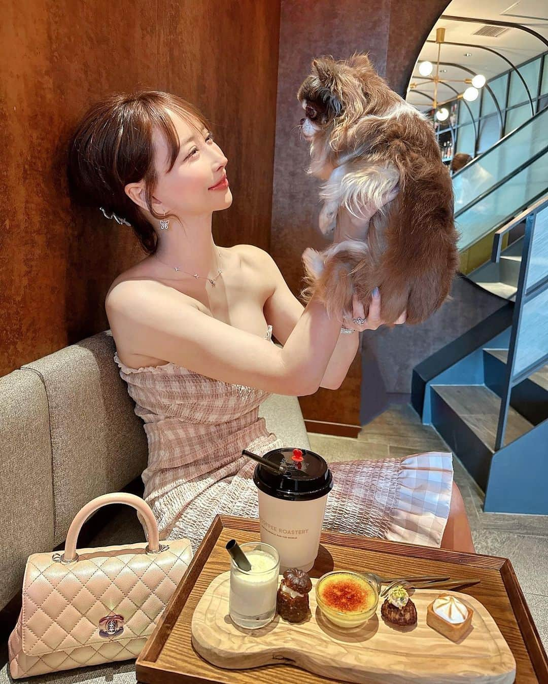 蘭子さんのインスタグラム写真 - (蘭子Instagram)「📍Uni Coffee Roastery Azabujuban☕️ . 鏡がお月様みたいでうちゅくしい🌕 . そして珈琲が美味しくて、 店内犬同伴可能なのが嬉しすぎる🐕💕 さきぴとのりおとハッピー空間🧡🤍  . ちなみに口周りがスッキリしてるのは、 この間フェイスラインのハイフを【 @tokyo_ace_clinic 】で受けたからなのです☀️ . ショット数はその人の顔を見て決めてくれるそう👀💓 ハイフは生涯で継続して受けたい施術ですね☘️ . . . #tokyoaceclinic#麻布十番カフェ#港区カフェ#六本木カフェ#港区ランチ#犬同伴可#犬同伴カフェ#犬同伴ok#東京カフェ#東京グルメ#美容施術#ハイフ#美容オタク#美容マニア#美容整形#美容好きな人と繋がりたい#shein購入品#sheinコーデ#sheingals#chanelbag#tokyorestaurant」8月16日 18時16分 - xx_ranko_xx