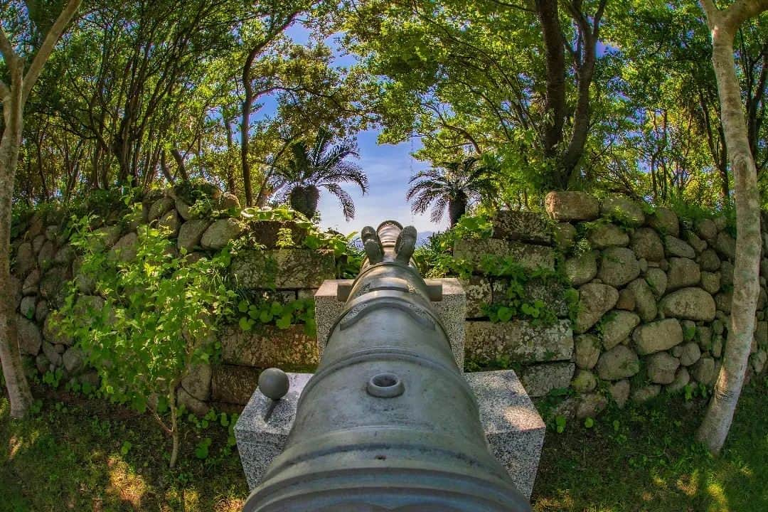 鹿児島よかもん再発見のインスタグラム：「南大隅町にある台場公園へ(^-^)/  薩英戦争時の砲台跡。  砲台のオブジェが雰囲気を出しています🙌  【すみっこ巡りビジュアルコンテスト】開催中！ いぶすき広域観光推進協議会では、指宿市、南九州市、南大隅町、錦江町の２市２町の魅力を撮影した写真や動画のコンテスト「すみっこ巡りビジュアルコンテスト」を開催中。  総勢50名様に、賞金や特産品が当たります。  詳しくは、すみっこ巡り公式アカウント @sumicco_kgsm　へ。  #鹿児島 #鹿児島観光 #大隅 #南大隅町 #南大隅町観光 #台場公園 #根占砲台跡 #鹿児島の風景 #鹿児島の自然 #すみっこ巡り #フェリーなんきゅうで行こう #kagoshima #kagoshimaphoto #kagoshimaphotograph」