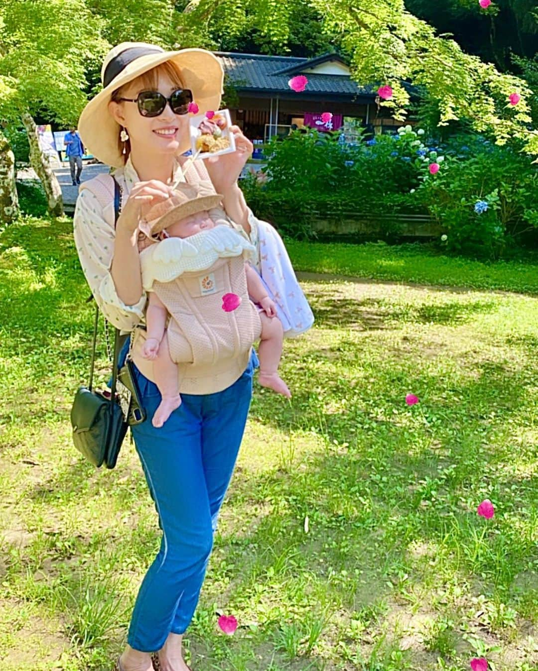 夕霧らいのインスタグラム：「家族でお出掛けの一コマ👨‍👩‍👧 お茶屋さんのお団子🍡にフレッシュなマンゴージェラート🍨 美味しかった〜😋 まもなく退団して6周年になります6️⃣✨ 最近思うことは、人生限りある時間の中で、自分の出来ることはどれだけ出来るのか、、、 なんかAIさんの「Story」の歌い出しそのままなのですが😊 あっという間に過ぎる日々、無駄にしない様に過ごしたいなぁ〜って思います😆 そう言う意味も込めて、記念になる様に、今考えていることがあるので、情報解禁をもう暫くお待ちください☺️ . I'm happy in my daily life. I want to spend my limited time meaningfully. . . #4ヶ月ベビー  #お出掛けコーデ  #サングラス女子  #女の子ママ  #女の子ベビー  #ジェラート #お団子🍡  #退団から #もうすぐ6年  #感謝」