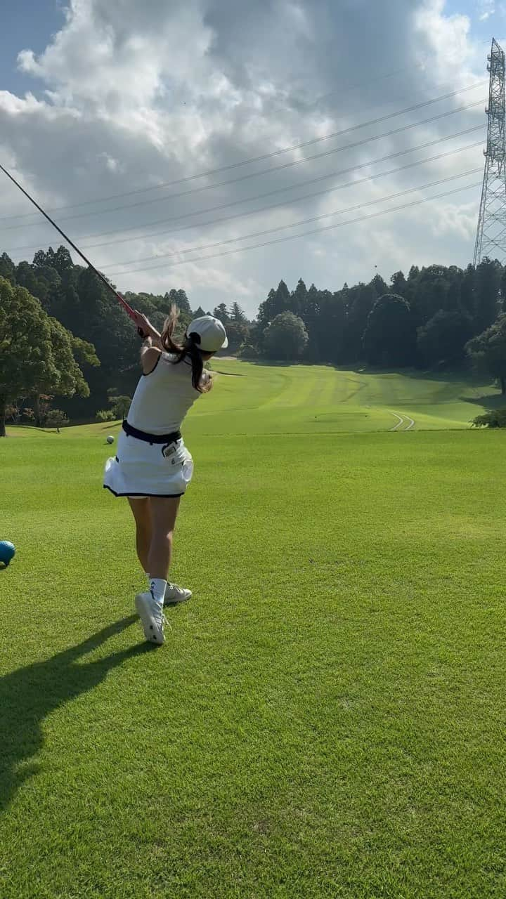 板倉由姫乃のインスタグラム：「初めて、成田ハイツリー行きました🌲⛳️ ショット良し、グリーンに苦戦😢 . . . #ゴルフ #ゴルフスイング #ゴルフ日和 #夏ゴルフ #ゴルフ動画 #ドライバーショット #ドライバー #ゴルフYouTube #チェケラーゴルフ #ママゴルフ #ママゴルファー #アルチビオ #ゴルフレッスン #ナイスショット」