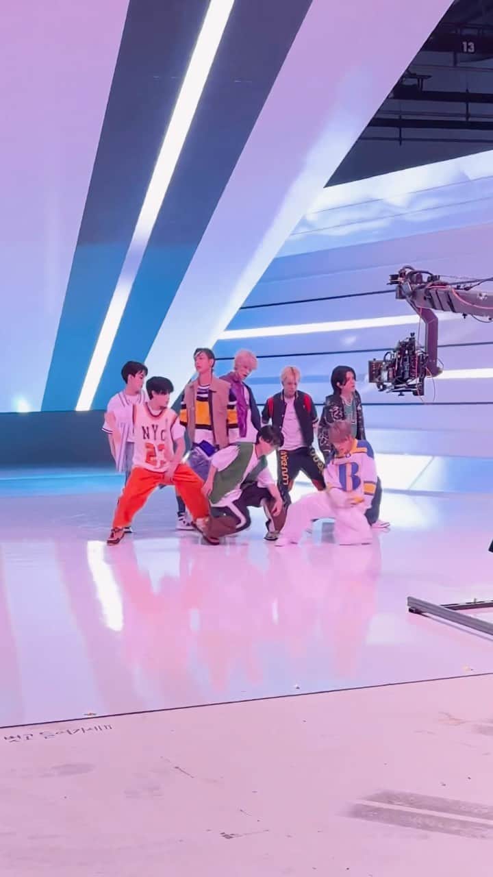 のインスタグラム：「Behind the scenes of ‘LIGHTNING’ dance performance shooting📹  #MAZZEL #MAZZEL_LIGHTNING  #MAZZEL_Carnival」