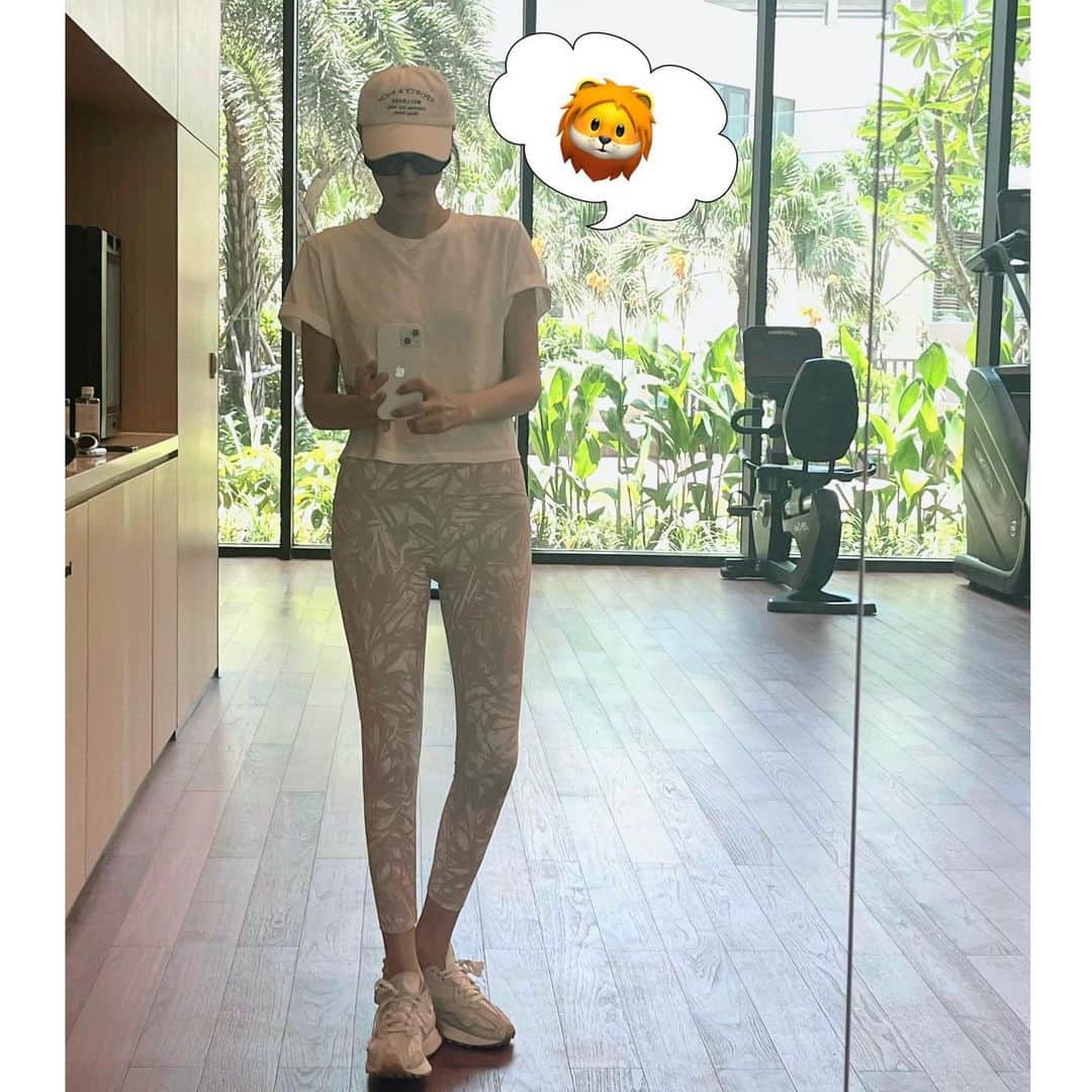 イ・ジアのインスタグラム：「🍜🍩🥞🥓🧈🥖🤤」