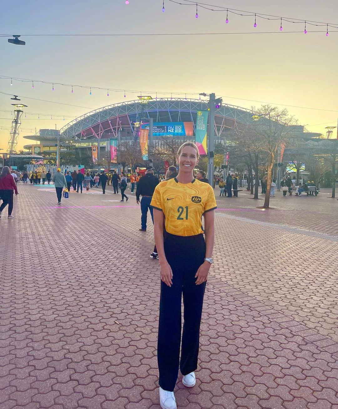 エマ・マッケオンのインスタグラム：「LET’S GO MATILDAS 💚💛」