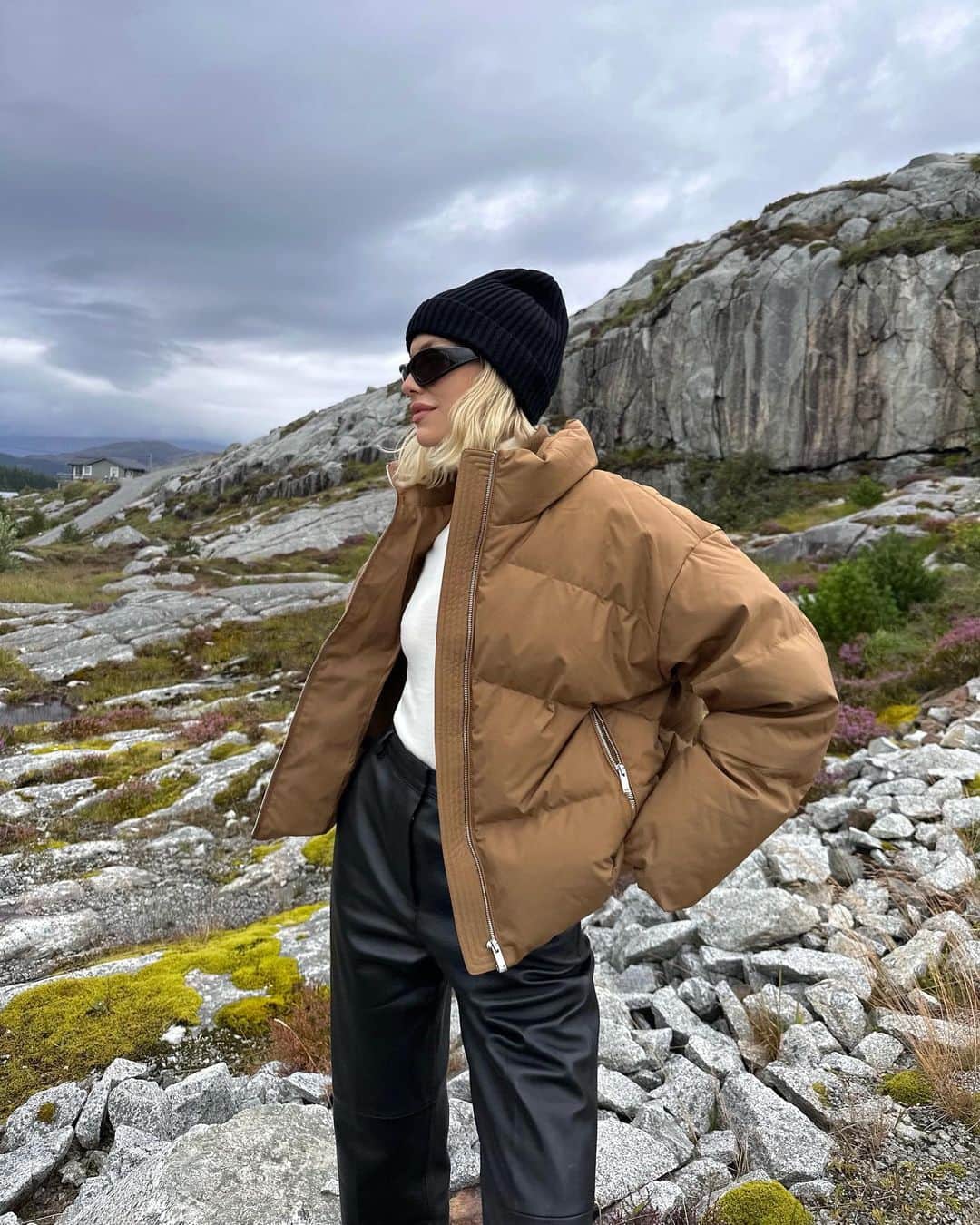 エレナ・ペルミノヴァのインスタグラム：「Лето по-норвежски: нордические пейзажи, ночи в избушке и пуховики в августе. В маленький северный отпуск меня собрали @12storeez」
