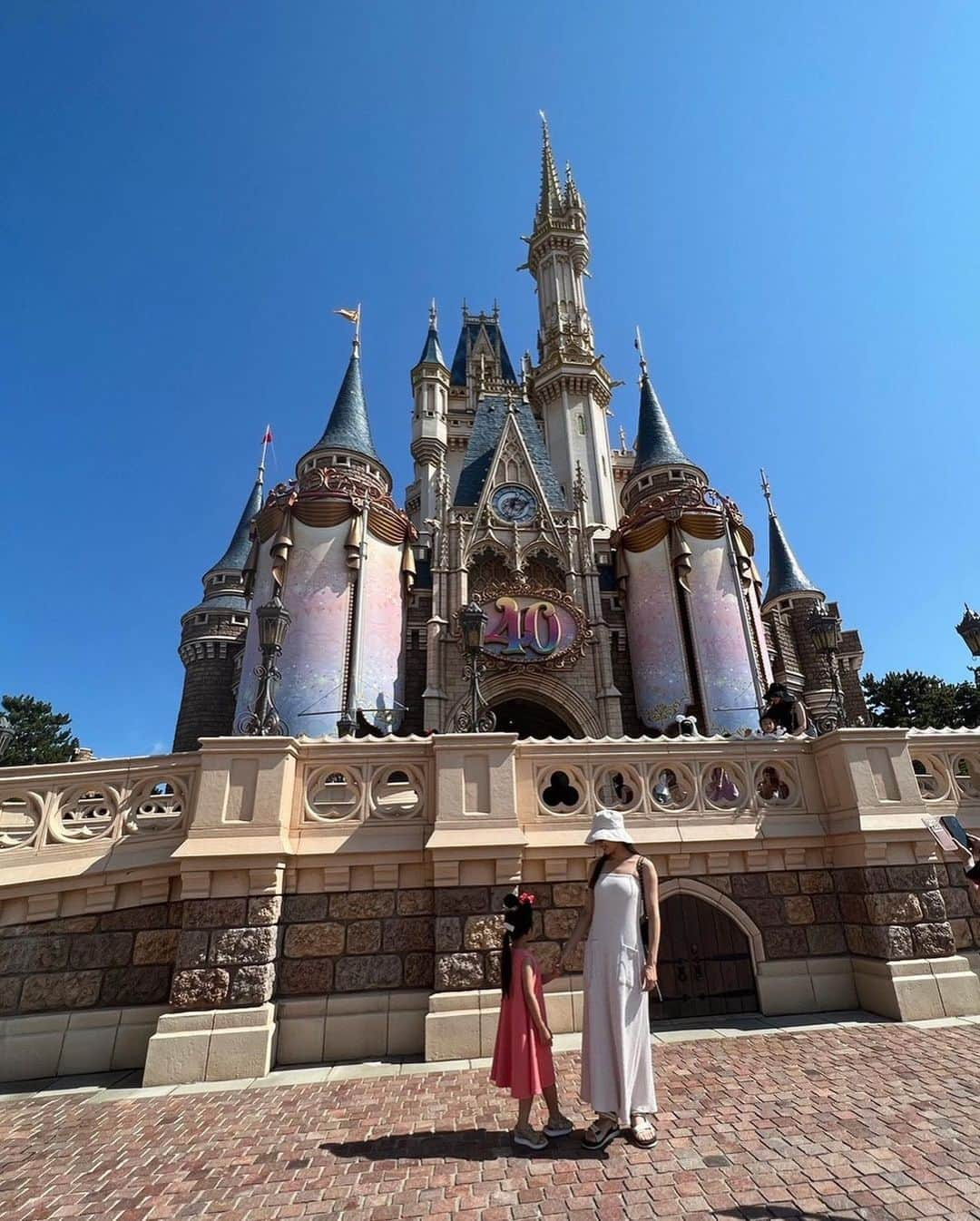 石塚絵梨さんのインスタグラム写真 - (石塚絵梨Instagram)「🏰💙  #tokyodisneyland   👗▶︎ @mieli_invariant   初めてmickey,minnieちゃんに会えた日👧🎀 〝お耳いっしょだね〟って言ってくれてた🤍☺️  ミエリのワンピースで行ってきたよ🤍 パット付きでとっても快適だった🥰🫶」8月16日 18時28分 - ishi_eri1213