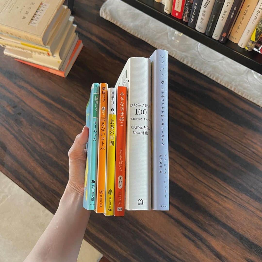 髙林梢絵のインスタグラム：「📚 ⁡ 我が店をブックカフェっぽくしてみました〜！ （わたしたちのお店→ 🍛 @curry_ismt ） ⁡ 大テーブルにあったパーテーションを外して 代わりに本棚をつくってみたよ❣️ 山形でいろんなカフェに行ったら お店に本が置いてあるっていいなぁ楽しいなぁって めっちゃ思ったので、自分の店でもやってみることに。 ⁡ 家からお気に入りの本を持ってきただけじゃ 数が足りなくて！笑 さきほど仕込みのあとに ブックオフに行ってふたりで選書してきました🫶🏻 さっき買った本の写真が①〜③枚目🫶🏻 ⁡ ①枚目がわたしチョイスの本で ③枚目が夫チョイス👨🏻‍🍳 ⁡ お店の本棚には 夫の本もわたしの本もごちゃまぜで並んでるのが カオス！って感じでおもしろいです🤣 （ジャンルもバラバラ） ⁡ ・・・ ⁡ きょう買ったのは益田ミリさんの本が多めですが よしもとばななさん、 松浦弥太郎さん、ドミニックローホーさんなど 好きな作家さんたちの 「ずっと読みたかったけど買ってなかった本たち」 を、この機会にごそっとまとめ買いしてきました🛍️ ⁡ 自分のために買う本はいつも 「今の気分に適しているか否か！」を すごく真剣に考えながら選んでしまうけど… ⁡ お店に置く用。みんなで読む用。と思えると 「いつか読みたい本まとめて買っとこ〜」と 一気にラフな気持ちで選べて そんな感覚が新鮮でたのしかったです🥰 ⁡ この石本商店をブックカフェ化する計画 わたしより夫のほうが俄然気合い入っていて、笑 この本スペースをつくるにあたって 30冊以上いろんなとこから本を取り寄せてました😂 ⁡ 彼が「この本棚には僕たちの思想が見えちゃうから 気合い入れて選ばなきゃ！」と言ってる横で 「装丁可愛いから置いとこ〜」ってノリで選んでた私。  そういった意味でも混沌とした本棚になってますが笑 よければお店に来たさいには 我々の本棚観察も楽しんでみてください💕💗💞 　 　 #0816 #日々の記録 #kozu_booklover @kozue__oshima」