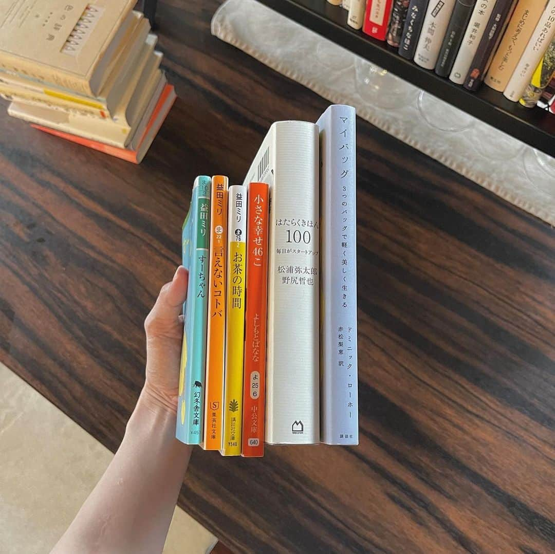 髙林梢絵のインスタグラム：「📚 ⁡ 我が店をブックカフェっぽくしてみました〜！ （わたしたちのお店→ 🍛 @curry_ismt ） ⁡ 大テーブルにあったパーテーションを外して 代わりに本棚をつくってみたよ❣️ 山形でいろんなカフェに行ったら お店に本が置いてあるっていいなぁ楽しいなぁって めっちゃ思ったので、自分の店でもやってみることに。 ⁡ 家からお気に入りの本を持ってきただけじゃ 数が足りなくて！笑 さきほど仕込みのあとに ブックオフに行ってふたりで選書してきました🫶🏻 さっき買った本の写真が①〜③枚目🫶🏻 ⁡ ①枚目がわたしチョイスの本で ③枚目が夫チョイス👨🏻‍🍳 ⁡ お店の本棚には 夫の本もわたしの本もごちゃまぜで並んでるのが カオス！って感じでおもしろいです🤣 （ジャンルもバラバラ） ⁡ ・・・ ⁡ きょう買ったのは益田ミリさんの本が多めですが よしもとばななさん、 松浦弥太郎さん、ドミニックローホーさんなど 好きな作家さんたちの 「ずっと読みたかったけど買ってなかった本たち」 を、この機会にごそっとまとめ買いしてきました🛍️ ⁡ 自分のために買う本はいつも 「今の気分に適しているか否か！」を すごく真剣に考えながら選んでしまうけど… ⁡ お店に置く用。みんなで読む用。と思えると 「いつか読みたい本まとめて買っとこ〜」と 一気にラフな気持ちで選べて そんな感覚が新鮮でたのしかったです🥰 ⁡ この石本商店をブックカフェ化する計画 わたしより夫のほうが俄然気合い入っていて、笑 この本スペースをつくるにあたって 30冊以上いろんなとこから本を取り寄せてました😂 ⁡ 彼が「この本棚には僕たちの思想が見えちゃうから 気合い入れて選ばなきゃ！」と言ってる横で 「装丁可愛いから置いとこ〜」ってノリで選んでた私。  そういった意味でも混沌とした本棚になってますが笑 よければお店に来たさいには 我々の本棚観察も楽しんでみてください💕💗💞 　 　 #0816 #日々の記録 #kozu_booklover @kozue__oshima」