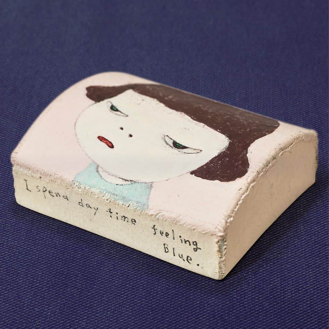 クリスティーズのインスタグラム：「'I spend day time feeling blue' - Yoshitomo Nara⁣ ⁣ This endearing painting from 1996 appears to be the only known work by the artist executed on cotton mounted on box, showcasing Nara's early exploration of a diverse medium. Coming to the auction market for the first time, this painting is adorned with a witty and resonating verse handwritten by the artist.⁣ ⁣ The painting will be featured in the upcoming 10th Shanghai Auction Anniversary: 20th/21st Century Art Evening Sale on September 23 and is currently on view at our Hong Kong gallery at Alexandra House until August 17 (5:30PM HKT).⁣  ⁣ Yoshitomo Nara (B.1959), 'Untitled' (1996). Estimate: CNY 1,800,000-2,800,000 / USD 260,000-390,000⁣ ⁣ #christies #YoshitomoNara @christiesasia」
