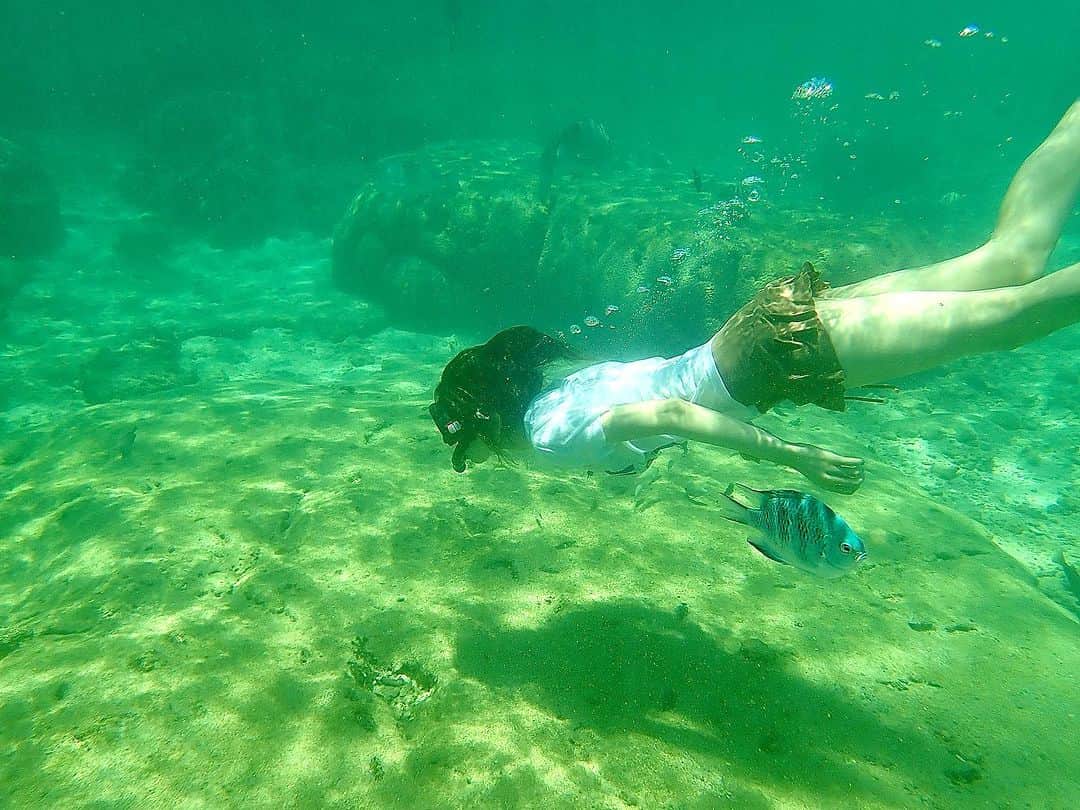 椿梨央のインスタグラム：「初めて行った沖縄の海は 最高すぎました🏝 . . 青い海なんて見たことないからはしゃぎまくりの少女でした✌︎ . . 初めてのシュノーケルもSUPも楽しかったな〜✨😭 . . また沖縄行きたい〜〜〜 . . . #沖縄 #海 #シュノーケル #sup」