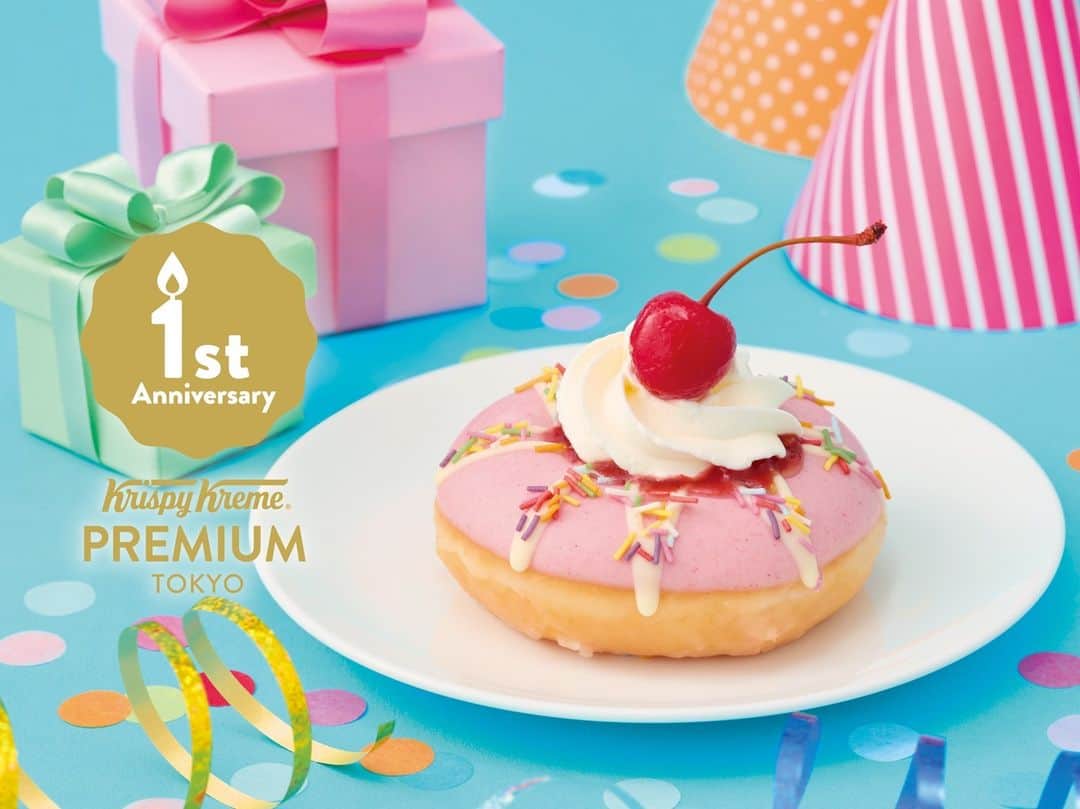 のインスタグラム：「✨東京国際フォーラム店限定✨ 本日8/16(水)から『クリスピー・クリーム・プレミアム 東京 1st アニバーサリー』のドーナツが登場🎂  開店1周年を記念し、ストアマネジャー(店長)のアイディアを元に開発しました！ オリジナル・グレーズド®をストロベリーチョコで包み、スプリンクルやクリームでカラフルに彩ることで、バースデーケーキのように仕上げています😋🍩  #クリスピークリームドーナツ #Krispykremedoughnuts #店舗限定 #1周年 #アニバーサリー #ANNIVERSARY」
