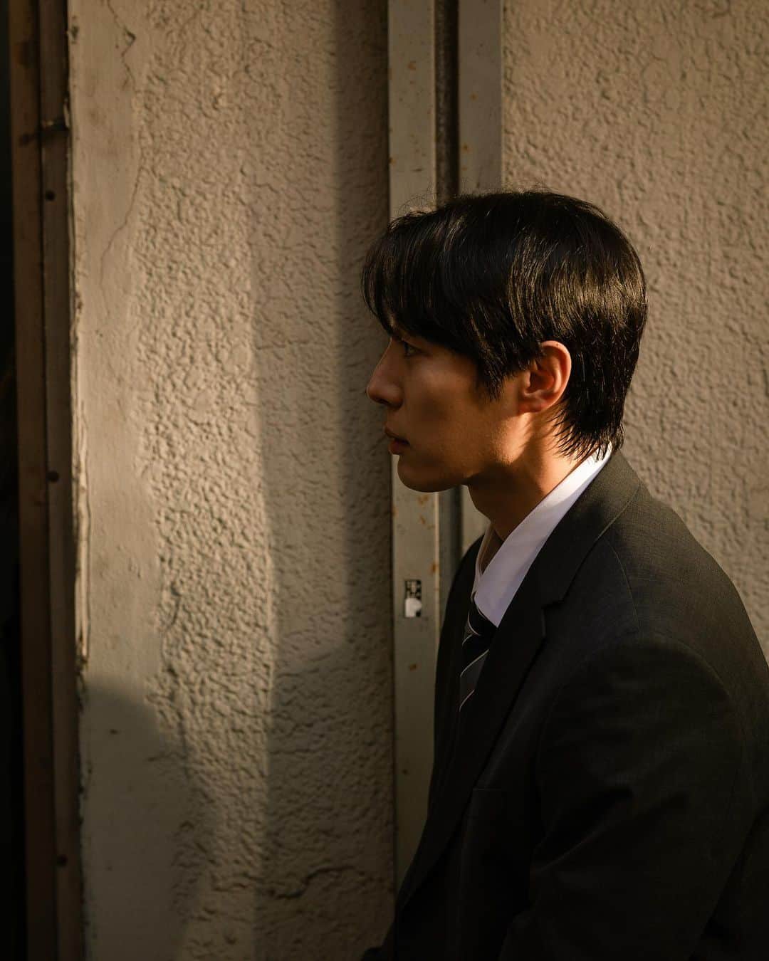 シン・ヒョンスのインスタグラム：「1998年, 김강수.  photo. @blackaura36.5  #tvN #복숭아누르지마시오」
